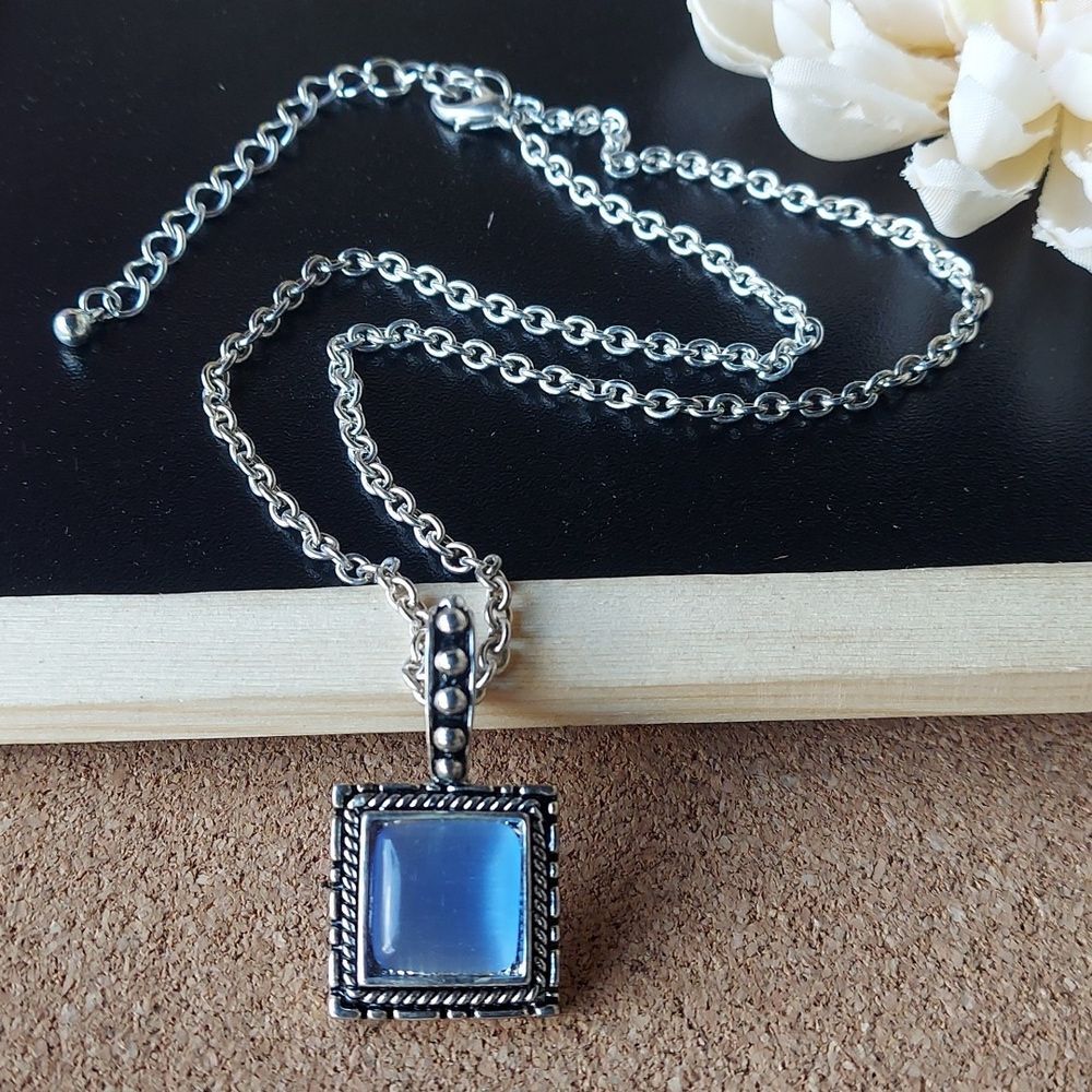 N1359 Silvertone Periwinkle Cats Eye Pendant Necklace